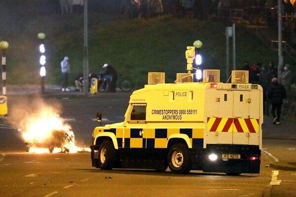 اعتراضات در ایرلند شمالی به خشونت گرایید، چند مأمور پلیس زخمی شدند